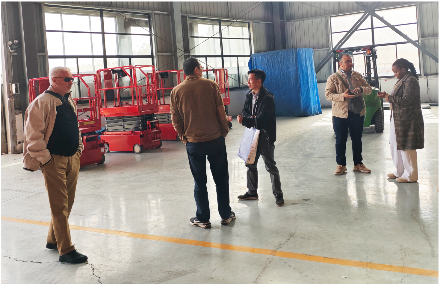 Delegacija alžirskog klijenta posjećuje Zhejiang Wizplus Smart Equipment Ltd i pohvaljuje sigurnost i napredne tehnologije platformi za dizala